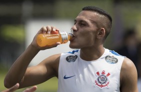 Léo Jabá se hidrata durante atividade da manhã
