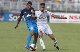 Lo Prncipe e Lucca brigam pela bola durante jogo contra a Ponte Preta