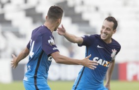Léo Santos comemora ao lado de Rodriguinho seu primeiro gol, que foi diante a Ponte Preta