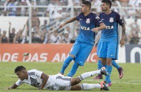 Léo Santos e Pedro Henrique durante jogo contra a Ponte Preta, pelo Paulistão