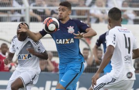 Lo Santos mata bola no peito durante partida contra a Ponte Preta, no Moiss Lucarelli