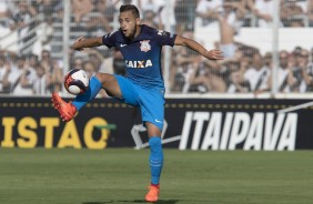 Maycon domina a bola durante jogo contra a Ponte Preta