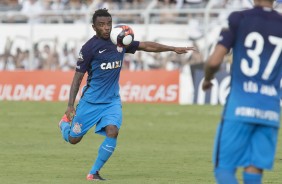 Moisés se prepara para chutar a bola durante jogo contra a Ponte Preta