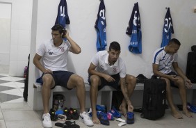 Pedro Henrique e Balbuena no aguardo do incio do jogo contra a Ponte, pelo Paulisto