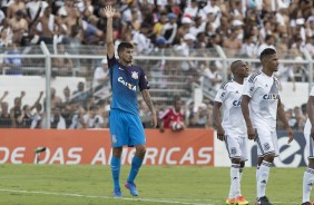 Pedro Henrique pede a bola durante jogada aérea do Corinthians contra a Ponte Preta