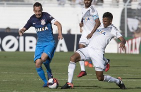 Rodriguinho em disputa pela bola diante a Ponte Preta, pelo Paulistão