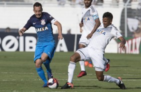 Rodriguinho em disputa pela bola diante a Ponte Preta, pelo Paulisto