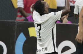 Ajoelhado, J comemora seu gol contra o Luverdense, pela Copa do Brasil, na Arena