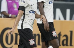 Jô comemora, ao lado de Gabriel, o gol marcado contra o Luverdense