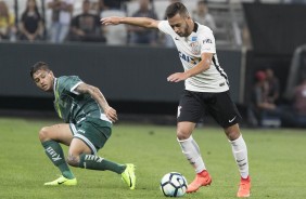 Maycon armando o chute durante jogo contra a Luverdense, pela Copa do Brasil