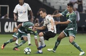 Rodriguinho  fortemente marcado durante confronto com a Luverdense, na Arena