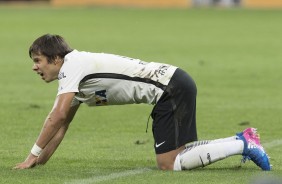 Romero caído ao gramado durante confronto contra o Luverdense, pela Copa do Brasil