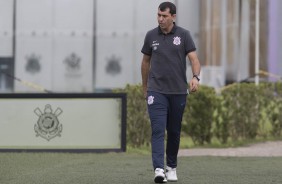 Fábio Carille caminha no CT durante reapresentação do elenco