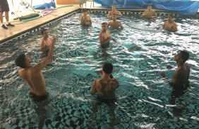 Jogadores se exercitam na piscina durante treino no CT