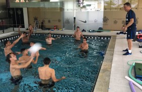 Jogadores trabalham na piscina do CT