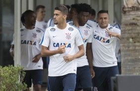 Léo Santos durante reapresentação do Timão após triunfo contra a Luverdense