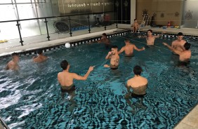 Na piscina, jogadores trabalham durante reapresentação no CT