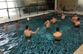 Na piscina, jogadores trabalham durante reapresentao no CT