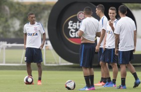 Pedrinho e outros jogadores durante treino após a conquista da vaga diante da Luverdense