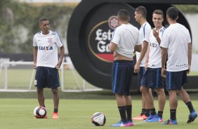 Pedrinho e outros jogadores durante treino aps a conquista da vaga diante da Luverdense