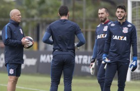 Preparador Mauri e goleiros durante reapresentação do Corinthians