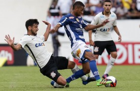 Camacho e Gabriel, ao fundo, durante partida contra a Ferroviria, na Fonte Luminosa