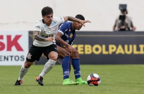 Fagner disputa a posse de bola contra jogador da Ferroviária, pelo Paulistão