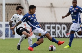 Fagner marcando jogador da Ferroviária
