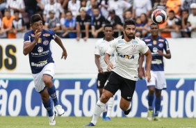 Guilherme, bastante questionado pela torcida, em jogada durante partida contra a Ferroviária