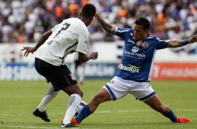 Jô em disputa pela bola contra jogador da Ferroviária
