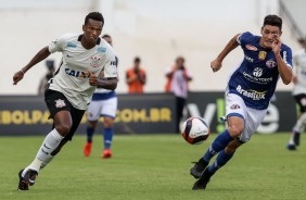 Jô no pique para ganhar jogada do jogador da Ferroviária, durante o Paulistão
