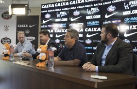 Após o treino, o Corinthians apresentou o seu novo patrocinador