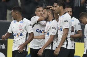 Jogadores comemoram gol na partida contra o RB Brasil pelo campeonato paulista