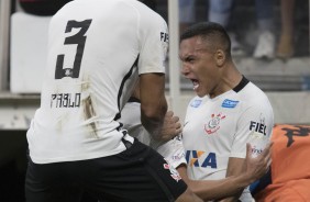 Leo Jabá vibra com gol na partida contra o RB Brasil pelo campeonato paulista