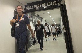 Membro da comissão técnica no vestiário da Arena Corinthians