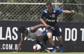 Atacante Luidy divide jogada com o zagueiro Franklin, do Sub-20