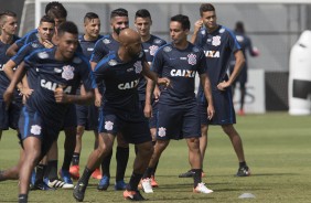 Jogadores realizam exerccio de bolas paradas no CT