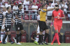 Jogadores reclamam com o juiz durante Majestoso