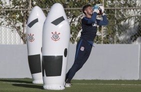 O goleiro Caque Frana subiu alto durante o treino