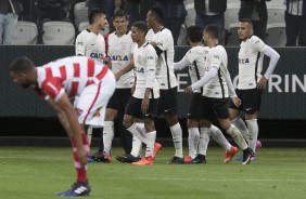 Jogadores comemoram gol na vitria contra o Linense pela ltima rodada do campeonato paulista