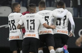 Jogadores comemoram gol na vitria contra o Linense pela ltima rodada do campeonato paulista