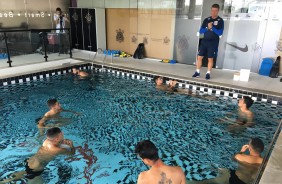 Os atletas realizaram um desafio na piscina do Timão