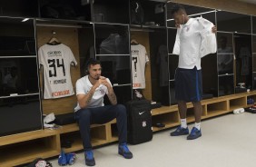 Pedro Henrique e Jô no vestiário antes da partida contra o Linense pelo Campeonato Paulista