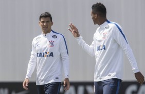 Jô e Balbuena no treino do Corinthians antes da partida contra o Botafogo-SP