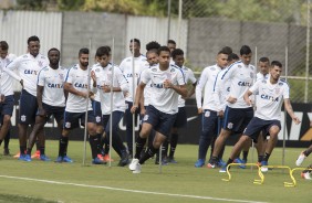 Jogadores no treino do Corinthians antes da partida contra o Botafogo-SP