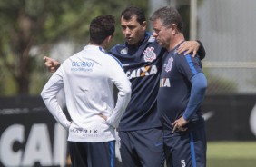 Rodriguinho recebe orientações antes da partida contra o Botafogo-SP