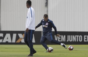 Fábio Carille e Jô no treino do Corinthians antes da partida contra o Botafogo-SP