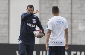 Fábio Carille orienta Gabriel no treino do Corinthians antes da partida contra o Botafogo-SP