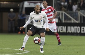 Felipe Bastos em ao na vitria contra o Linense pela ltima rodada do campeonato paulista