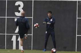 Goleiro Diego em atividade no treino do Corinthians antes da partida contra o Botafogo-SP